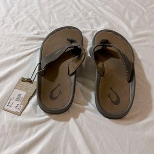 Brand new men’s Olukai slip flops size 11.